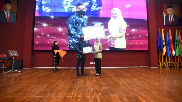 Bupati Luwu Utara, Indah Putri Indriani kembali mendapatkan penghargaan oleh Kabar Makassar atas dedikasinya sebagai pemimpin daerah.