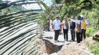 Tinjau Lokasi Longsor dan Jalan Rusak Bupati Lutra Perintahkan Perbaikan Dalam Dua Hari
