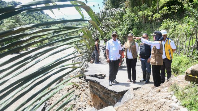 Bupati Luwu Utara Meninjau Jalur darat Yang terkena Longsor
