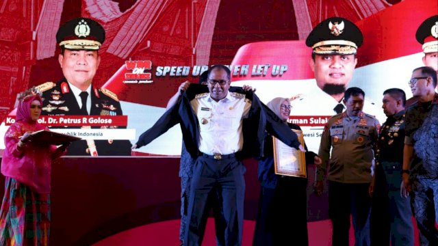Salah satu program Wali Kota Makassar yakni Lorong Wisata Bersinar kembali mengantarkan anak lorongna Makassar meraih penghargaan. Kali ini Kepala BNN RI Komisaris Jenderal Polisi Dr. Drs. Petrus Reinhard Golose, M.M menyerahkan langsung pada Danny Pomanto di Hotel Claro Makassar, Rabu (31/8/2022).