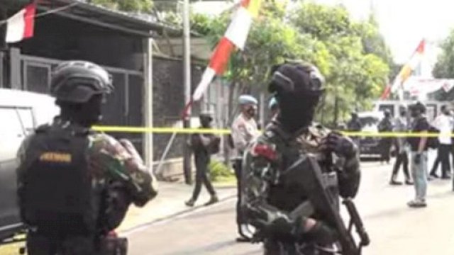 Pesonil Brimob Bersenjata Lenbgkap Terlihat berada di kediaman Pribadi Irjen Ferdy Sambo