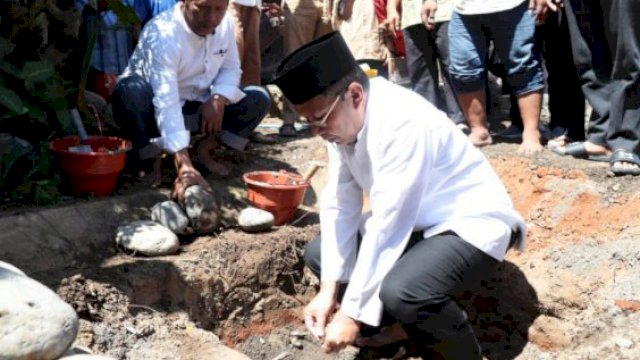Wali Kota Makassar, Mohammad Ramdhan Pomanto (Danny), melakukan peletakan batu pertama renovasi pembangunan Masjid Barkatul Ilham yang berlokasi di Jalan Topaz, Kelurahan Masale, Kecamatan Panakkukang, Jumat 5 Agustus 2022.