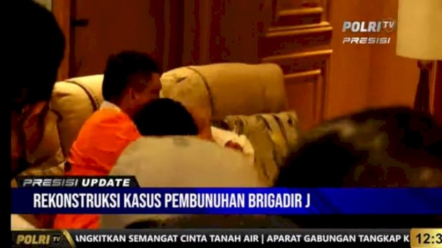 Rekonstruksi pembunuhan Brigadir J yang di Hadiri Langsusng Tersangkan Ferdy Sambo yang Memeluk IStriny Ibu Putri Candrawathi 