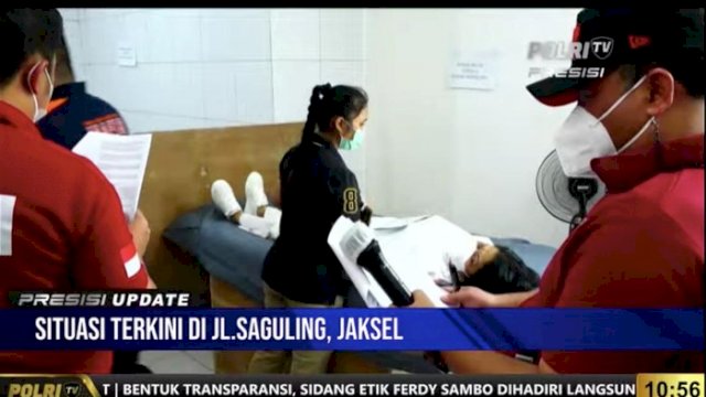 Istri Ferdy Sambo, Putri Candrawathi Berbaju Putih sedang berbaring saat melakukan Adegan di Rekonstruksi Persitiwa yang Terjadi di Magelang