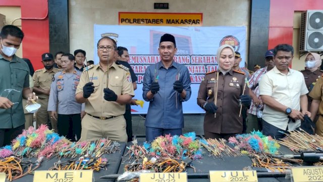 Ikut Musnahkan Ratusan Sajam, Ketua DPRD: Semoga Makassar Tetap Aman