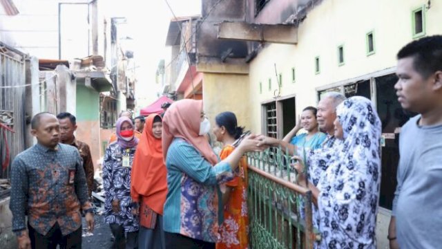 Wakil Walikota Makassar, Fatmawati Rusdi Mneyapa Warga Yang Menjadi Korban Kebakaran 