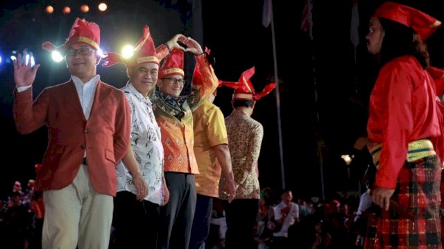 Hadir Pembukaan F8, Kepala Daerah Berbalas Pantun