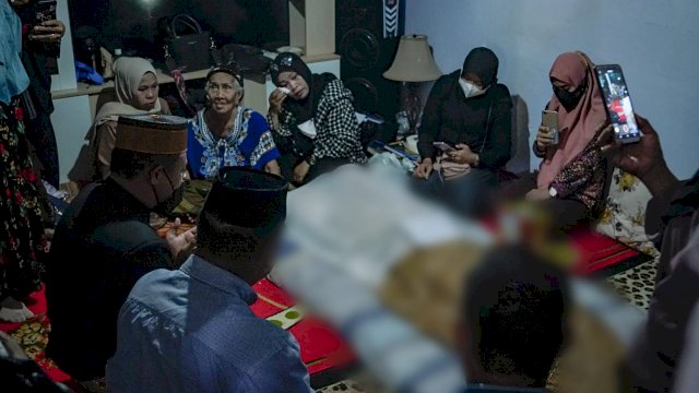 Usai Hadiri Acara Nikahan, Gubernur Andi Sudirman Melayat Ibu Stafnya yang Meninggal