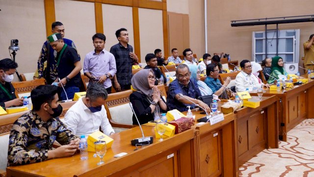 Serahkan Dokumen Aspirasi Penolakan Kenaikan Harga BBM, Ketua DPRD Sulsel Dikawal 15 Staf&nbsp;
