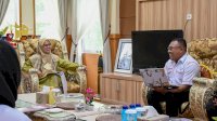 Bupati Luwu Utara Beri Penghargaan Kepada 5 Tenaga Kesehatan