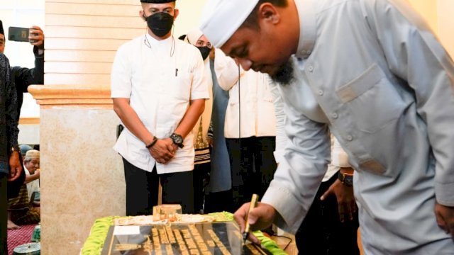 Gubernur Salat Ashar dan Resmikan Masjid Darul Falah di Kelurahan Rappojawa Makassar