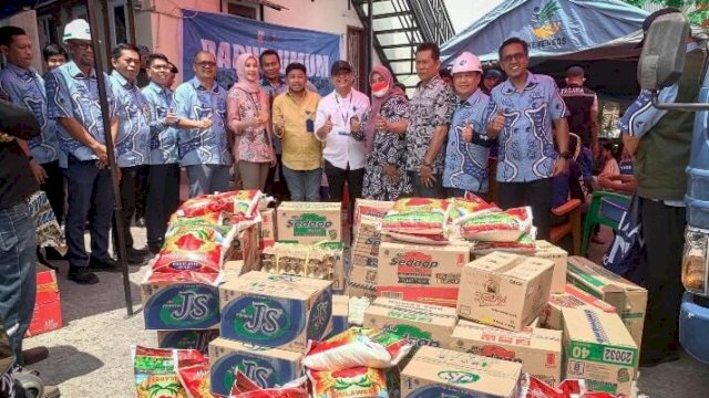 Direktur Utama PDAM Makassar yang Menyyerahkan Bantuan Kepada Korban Kebakaran 