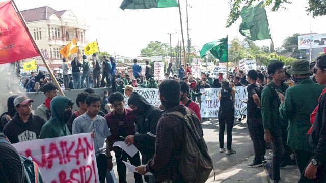 Demok Tolak Kenaikan Harga BBM di Gedung DPRD, Mahasiswa Teriak: Anggota Dewanya Ngacir