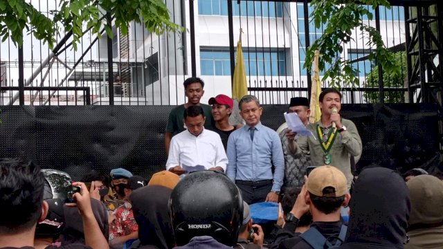 Wakil ketua I DPRD Sulsel Syaharuddin Alrif Saat Menerima Pengunjuk Rasa Menolak Kenaikan Harga BBM 