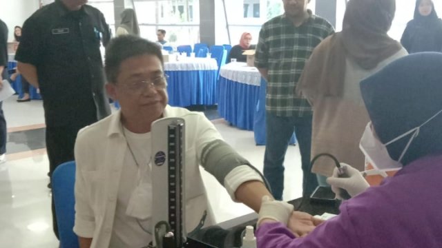 Direktur Utama PDAM Makassar, benny Iskandar Melakukan Tes Kesehatan Untuk Ikut Kegiatan Donor Darah