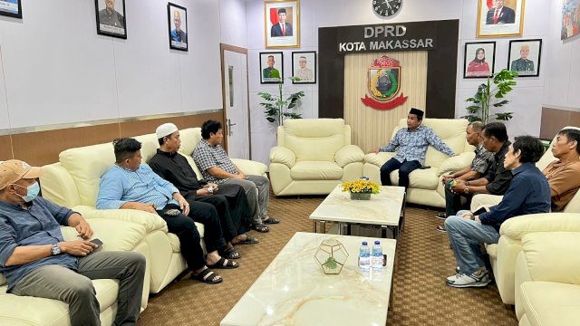 Ketua DPRD Makassar Rudianto Lallo menerima langsung aspirasi perwakilan pedagang Pasar Butung Makassar yang selama ini mendapatkan intimidasi dan perlakuan sewenang-wenang oleh oknum pengelola atas nama Andry Yusuf yang sementara dijadikan DPO oleh kejaksaan nergeri makassar.