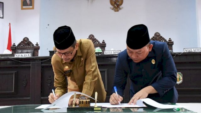 Sekretaris daerah kabupaten Luwu Utara, Ir Armiadi menghadiri rapat paripurna DPRD dengan agenda penyerahan 2 (Dua) buah ranperda dan penandatangan nota kesepakata bersama antara Pemkab Dan DPRD Luwu Utara, Senin 05/09/2022.