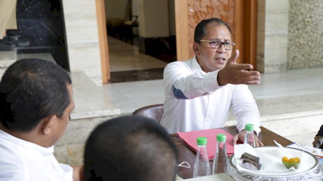 Walikota Makasasar, Mophammad Ramdan Danny Pomanto Saat memberikan Arahan kepada Stafnya di Rumah Probadinya, Jalan Amirullah Makassar, Selasa 6 September 2022