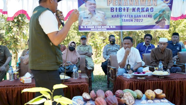 Bupati Bantaeng Ilhjam Azikin Meyimak penjelasan 
