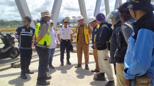 Akses jembatan sungai Masamba resmi dibuka kembali, Rabu (7/9/2022), menyusul selesainya pekerjaan lantai jembatan sungai Masamba oleh Balai Besar Pelaksanaan Jalan Nasional Provinsi Sulawesi Selatan.