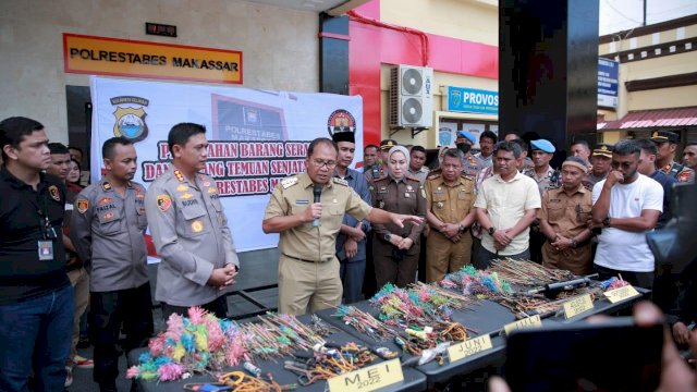 Walikota Makassar Muh. Ramdan Danny Pomanto  Bersama Ketua DPRD Makassar Rudianto Lallo Menghadiri Pemusnahan Sajam di Polrestabes Makassar