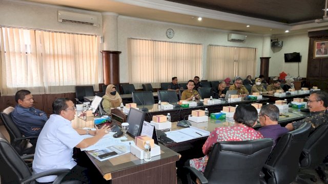 Trotoar.id, Makassar -- Bapemperda DPRD Provinsi Sulawesi Selatan melakukan konsultasi Pra Pembasan Ranperda tentang Fasilitasi Penyelenggaraan Pesantren dan Pendidikan Keagamaan Islam ke DPRD Provinsi Jawa Timur.&nbsp;