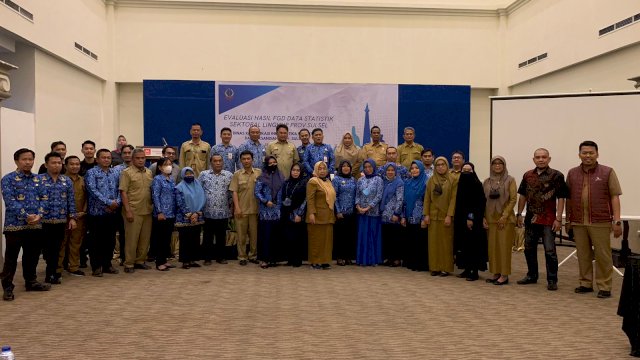 Kepala Dinas Komunikasi, Informatika, Statistik dan Persandian (Diskominfo-SP) Provinsi Sulawesi Selatan (Prov. Sulsel) Amson Padolo menghadiri kegiatan Evaluasi Hasil FGD Data Statistik Sektoral Tahun 2022 di Hotel M Regency Makassar, Senin (19/09/2022).