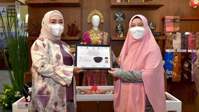 Songkok Bone sebagai salah satu kerajinan tangan di Sulawesi Selatan menorehkan prestasi. Produk UMKM dari Kabupaten Bone tersebut ditetapkan sebagai penerima World Crafts Council (WCC) Award of Excellence For Handicraft of Asia Pasific Region 2022.