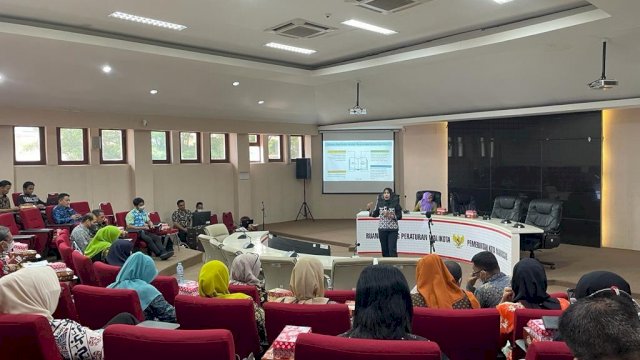 Dinas Pemberdayaan Perempuan dan Perlindungan Anak (DP3A) Bidang Data dan Informasi melaksanakan kegiatan Penguatan Forum Data Gender dan Anak, di Ruang Sipakalebbi, Kamis (22/09).