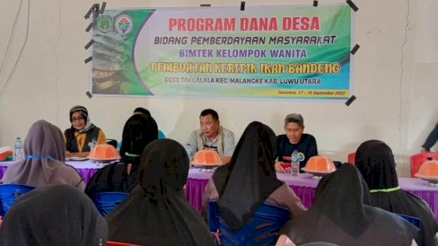 Tingkatkan Kreativitas, 40 Perempuan Desa Takkalala Dilatih Membuat Keripik Ikan Bandeng