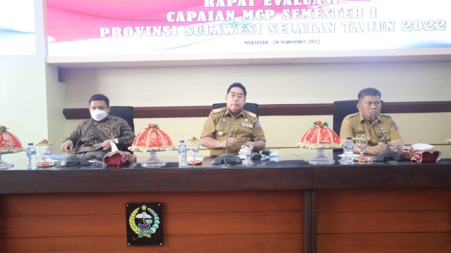 Sekertaris Daerah (Sekda) Provinsi Sulawesi Selatan (Sulsel), Abdul Hayat Gani, memimpin Rapat Evaluasi Capaian Monitoring Center Prevention (MCP) Semester I Provinsi Sulsel, yang digelar di Ruang Rapat Pimpinan, Kantor Gubernur Sulsel, Senin, 26 September 2022.