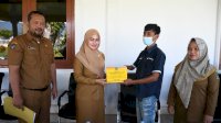 Bupati Lutra Serahkan Bantuan Modal Usaha Kepada Remaja Disabilitas