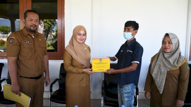 Bupati Lutra Serahkan Bantuan Modal Usaha Kepada Remaja Disabilitas 