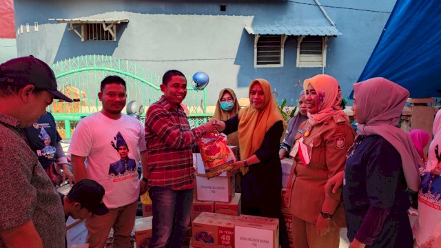 Yayasan Anak Rakyat Indonesia (YARI) turun langsung memberikan bantuan kepada korban kebakaran di Jalan Ar. Dg Ngunjung , RT 7, RW 1 Kelurahan Rappokalling, Kecamatan Tallo Kota Makassar, pada Senin 26/9/2022, kemarin.