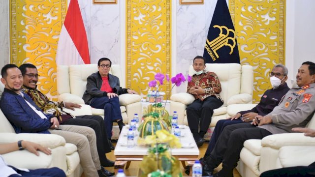 Gubernur Sulawesi Selatan Andi Sudirman Sulaiman menjemput Menteri Hukum dan Hak Asasi Manusia Republik Indonesia (Menkumham RI), Yasonna Hamonangan Laoly di Bandara Sultan Hasanuddin, Selasa malam, 27 September 2022.