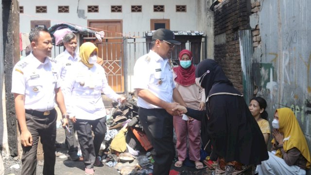 Wali Kota Makassar Moh Ramdhan &lsquo;Danny&rsquo; Pomanto mengunjungi lokasi kebakaran di Jalan Rappokaling Timur Lorong 2, Kelurahan Rappokalling, Kecamatan Tallo, Rabu (28/09).