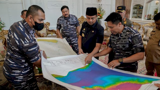 Gubernur Sulsel MInyimak Peta Laut yang di Tampilkan Oleh Personil Lantamal VI Makassar