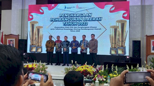 Pemerintah Provinsi Sulsel di bawah kepemimpinan Andi Sudirman Sulaiman sebagai gubernur menyabet dua penghargaan pembangunan daerah yang diselenggarakan oleh Kementerian Perencanaan Pembangunan Nasional Republik Indonesia/Badan Perencanaan Pembangunan Nasional (Bappenas).