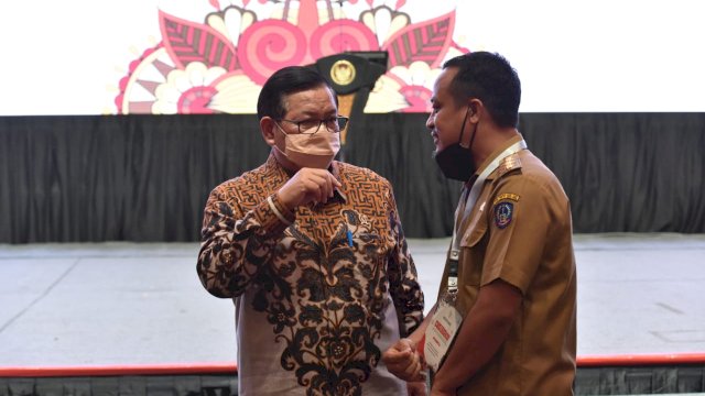Gubernur Sulsel Andi Sudirman Sualiaman Berbincang Bersama Pramono Anung 