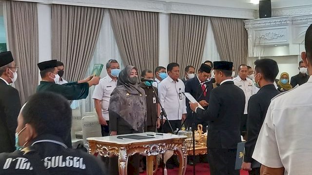 Gubernur Sulsle Andi Sudirman Sulaiman Saat Melantik dan Mengambil Sumpah Rosmini Pandin Sebagai Kepala Dinas Kesehatan provinsi Sulsle, dirumah Jabatan Gubernur Selasa 21 September 2022   