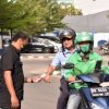 Ke Kantor Gunakan Jasa Ojol, Beni Iskandar: Kita Sukseskan Program Ojol Day