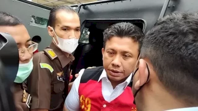 Ferdy Sambo Tersangka KAsus Pembunuhan Brigadi J Saat Menuruni Mobil Baracuda DI Gedung Kejaksaan Agung (Foto: Int)