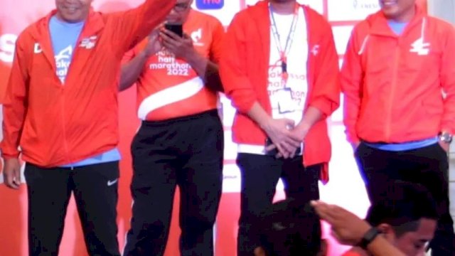 Didampingi Kadispora, Danny Pomanto Lepas Peserta Makassar Half Marathon 2022