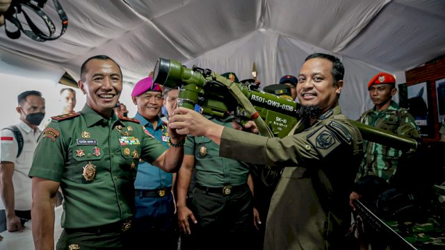 Gubernur Andi Sudirman Bersama Pangdam XIV Hasanuddin Tinjau Pameran Alutsista