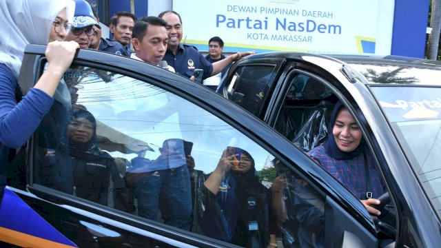 Sekretaris Nasdem Sulsel Serahkan Hadiah Mobil Kepada Pemenang Undian Jalan Sehat