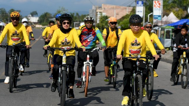 Ribuan Peserta Ramaikan Sepeda Santai Golkar Lutra