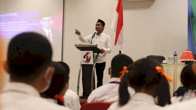 Ketua DPRD Rudianto Lallo Motivasi Mahasiswa Baru Universitas Handayani