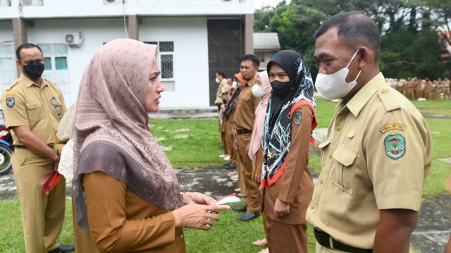 Bupati Lutra Serahkan 32 Motor Dinas ke Penyuluh KB