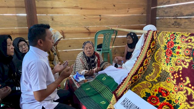 Wakil Ketua DPRD Sulsel Melayat di Rumah Duka Kades Akakae Sidrap.