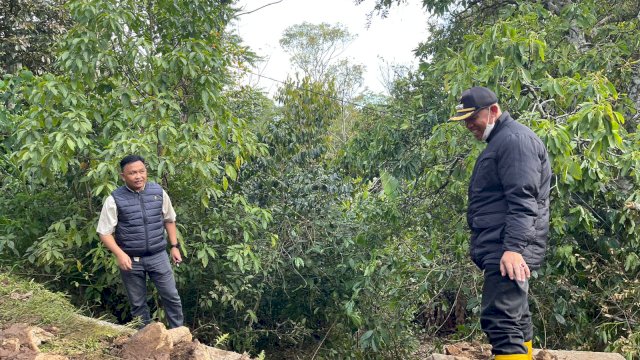Ilham Azikin Kunjungi Lokasi Longsor, Jalan Dipasangi Bronjong
